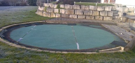 Aufstellplatz für einen Pool mit Kunstrasen ausgelegt